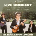 Veranstaltungsposter für ‚Elbi & Friends Live Concert‘: drei Personen mit Instrumenten – Gitarre, Ukulele und Cajón – stehen im Freien vor grünem Hintergrund. Text nennt Termin: 21. März 2026, 20 Uhr, Einlass 19 Uhr, Ort: Sonntags-Club, Berlin.