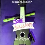 Poster für eine Jam‑Session ‚Unplugged‘ mit Ukulele, Blockflöte und Mundharmonika auf violettem Hintergrund. Text nennt Termin: 27.03.2026, 19:30 Uhr, für FrauenLesben, Sonntags‑Club.