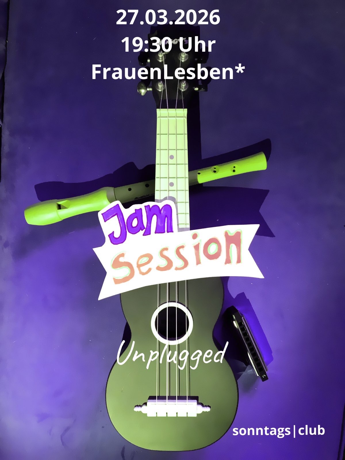 Poster für eine Jam‑Session ‚Unplugged‘ mit Ukulele, Blockflöte und Mundharmonika auf violettem Hintergrund. Text nennt Termin: 27.03.2026, 19:30 Uhr, für FrauenLesben, Sonntags‑Club.