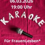 Poster für eine Karaoke‑Veranstaltung auf pinkem Stoffhintergrund, mit Mikrofon und Schriftzug ‚Karaoke‘ aus Notenpapier. Text nennt Termin: 06.03.2026, 19:00 Uhr, für FrauenLesben, im Sonntags‑Club.“