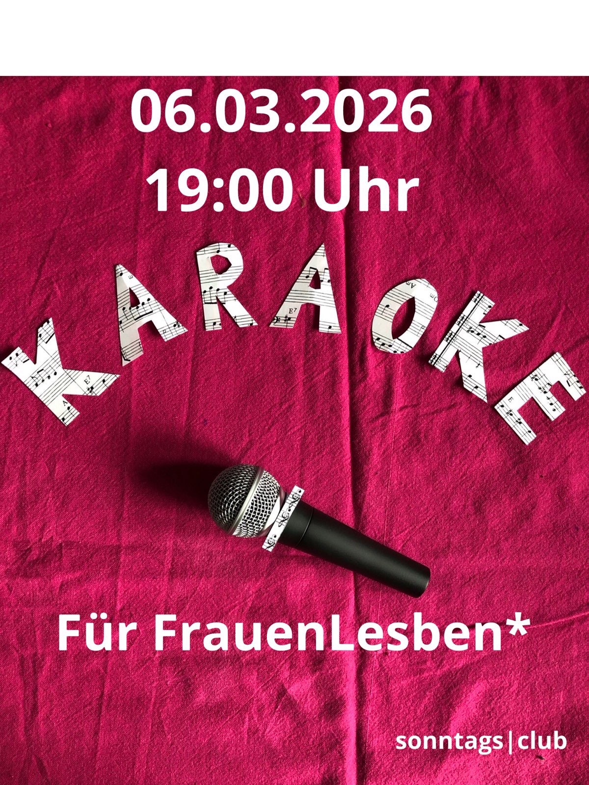 Poster für eine Karaoke‑Veranstaltung auf pinkem Stoffhintergrund, mit Mikrofon und Schriftzug ‚Karaoke‘ aus Notenpapier. Text nennt Termin: 06.03.2026, 19:00 Uhr, für FrauenLesben, im Sonntags‑Club.“
