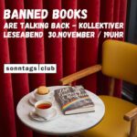 Grafik zum Leseabend ‚Banned Books Are Talking Back‘ im Sonntags-Club: roter Vorhang, gelber Stuhl, runder Tisch mit Buch, Teetasse und Gebäck. Text nennt Termin: 30. November, 19 Uhr.