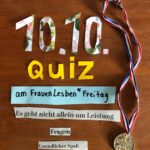 Bunte Buchstaben auf Holztisch formen Text zum Quiz am FrauenLesben*Freitag am 10.10. im Sonntags-Club; daneben eine Goldmedaille mit rot-weiß-blauem Band.