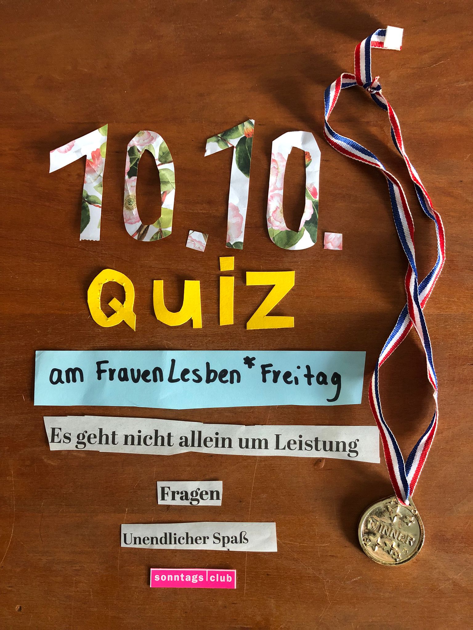 Bunte Buchstaben auf Holztisch formen Text zum Quiz am FrauenLesben*Freitag am 10.10. im Sonntags-Club; daneben eine Goldmedaille mit rot-weiß-blauem Band.