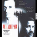 Filmplakat für ‚Philadelphia‘ mit stilisiertem Mikrofon und kontrastreichem Schwarz-Weiß-Hintergrund. Text nennt Hauptdarsteller Tom Hanks und Denzel Washington sowie Veranstaltungsdetails: Film-Club-Vorführung am 26. April 2026 um 15:00 Uhr, Einlass 14:30, Ort: Greifenhagener Str. 28, Berlin.