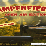 Veranstaltungsplakat für ‚Lampenfieber – Open Air Edition‘ am 11. Juli 2025 um 19 Uhr im Sonntags | Club, Kurt-Tucholsky-Bibliothek. Im Hintergrund ein Klavier mit Hocker vor grüner Kulisse.