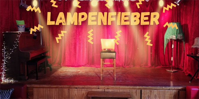 Bühne mit rotem Vorhang, einem Stuhl im Scheinwerferlicht, Klavier links und Stehlampe rechts; darüber der Schriftzug ‚LAMPENFIEBER‘ mit gelben Blitzen.