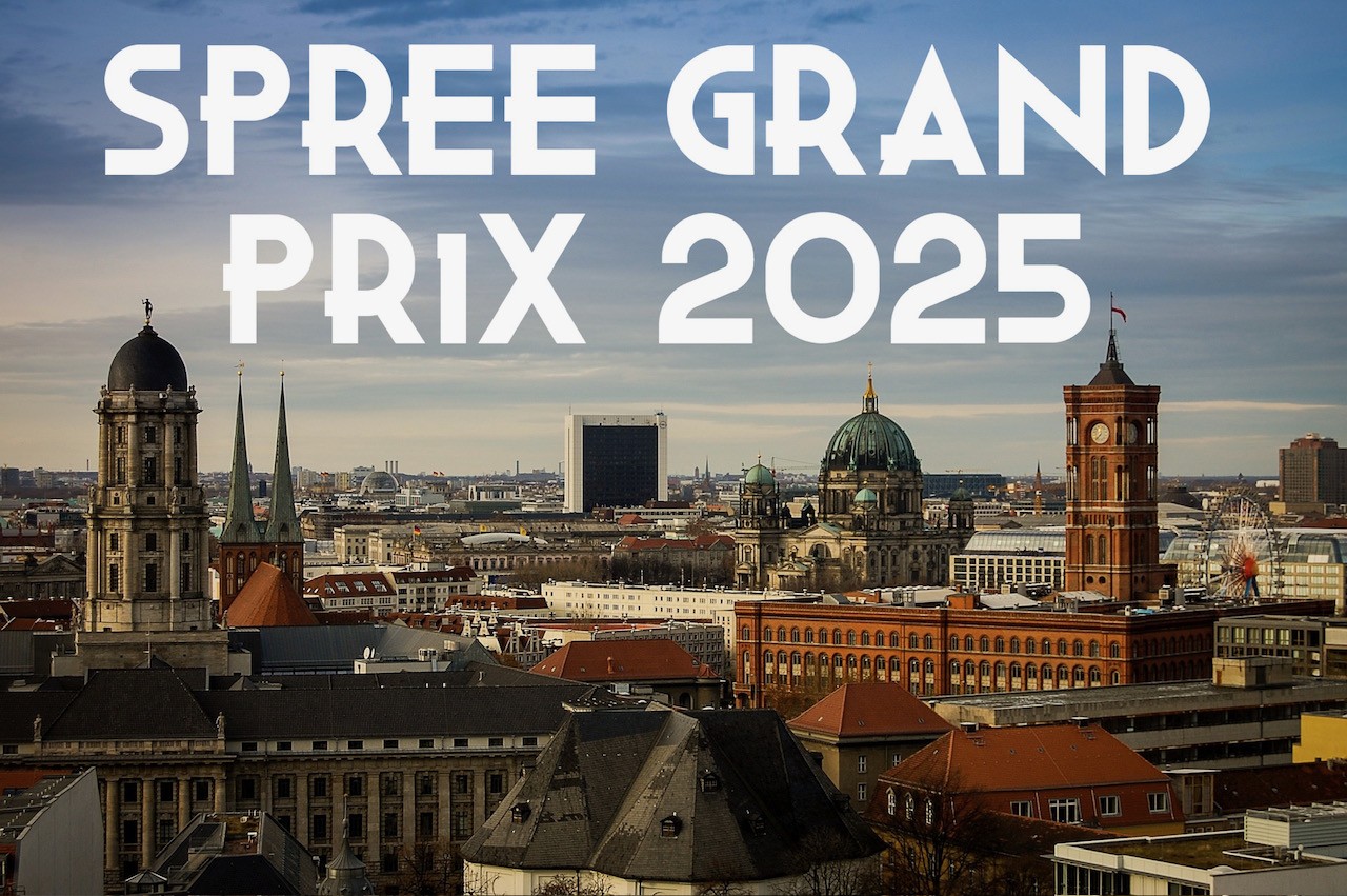 Blick über die Berliner Innenstadt mit markanten Gebäuden wie dem Roten Rathaus und dem Berliner Dom. Großformatiger Text: ‚Spree Grand Prix 2025‘