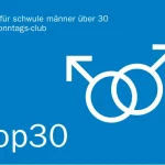 Blaues Plakat mit weißem Text: ‚Treff für schwule Männer über 30 im Sonntags-Club‘ und zwei ineinandergreifenden Männersymbolen.