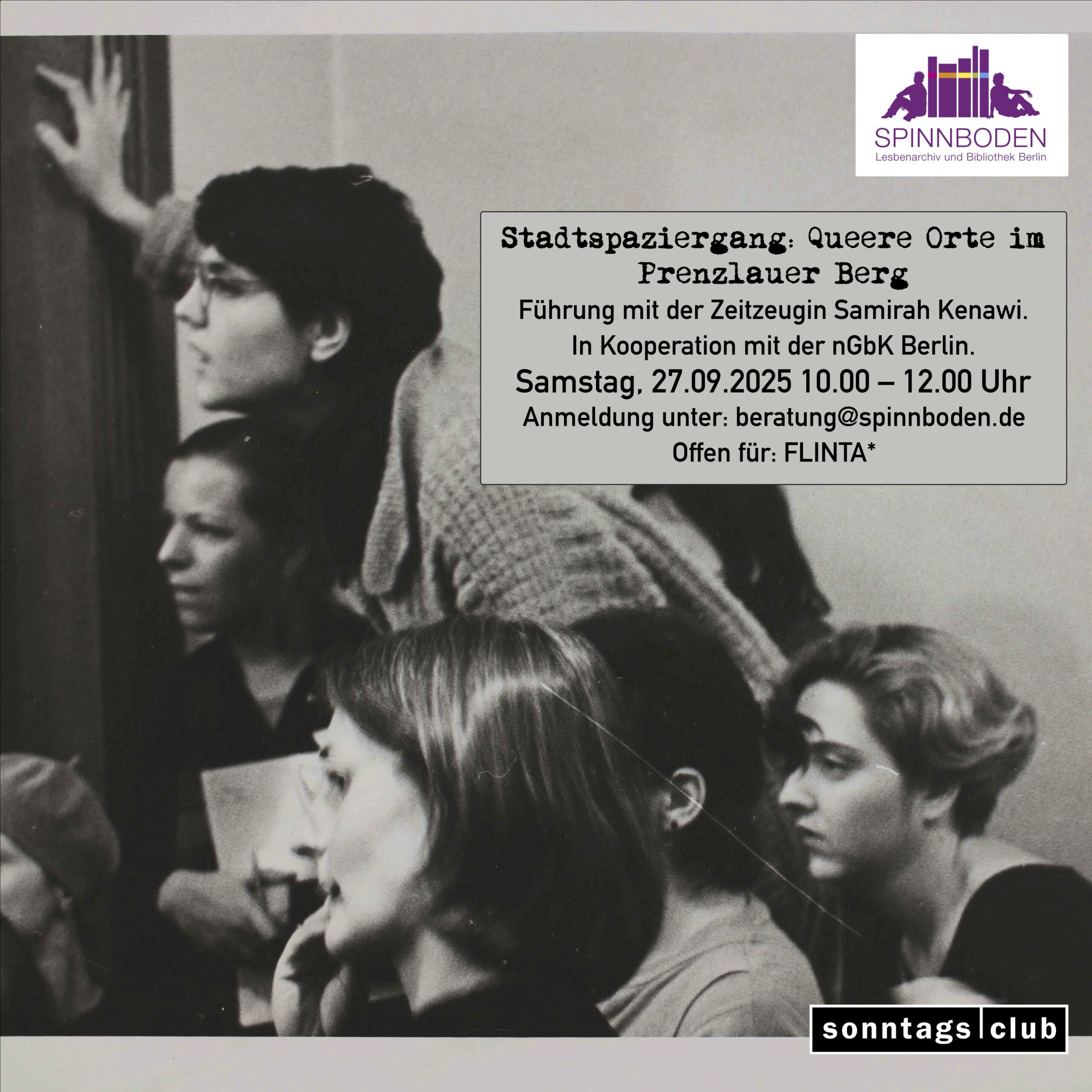 Schwarz-Weiß-Foto einer Gruppe von Personen in einem Raum mit unkenntlichen Gesichtern. Textinformationen zu einer queeren Stadtführung im Prenzlauer Berg mit Samirah Kenawi, organisiert von Spinnboden, nGbK Berlin und Sonntags-Club.